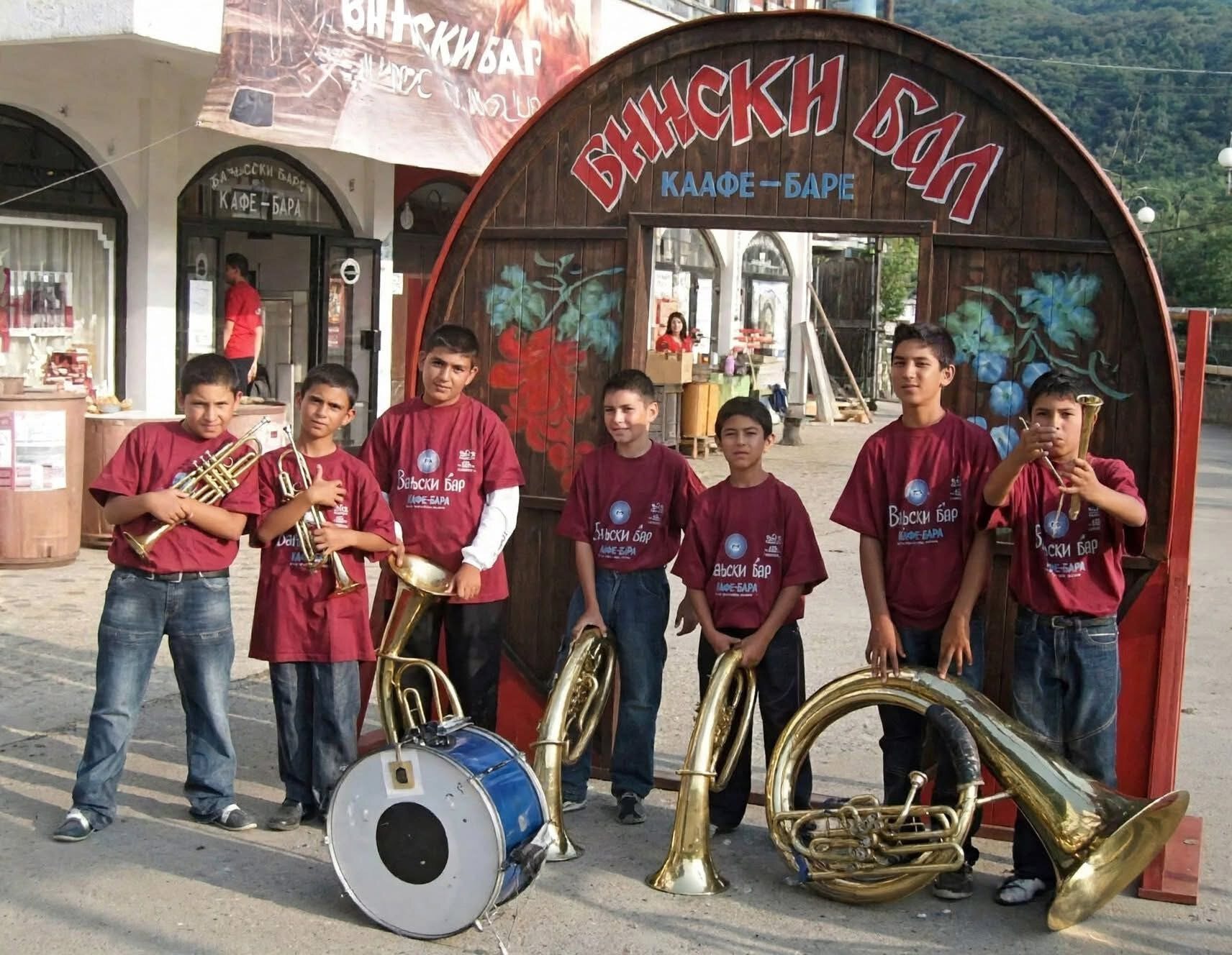 Mladi muzičari sa duvačkim instrumentima i bubnjem na jednom od ranih nastupa