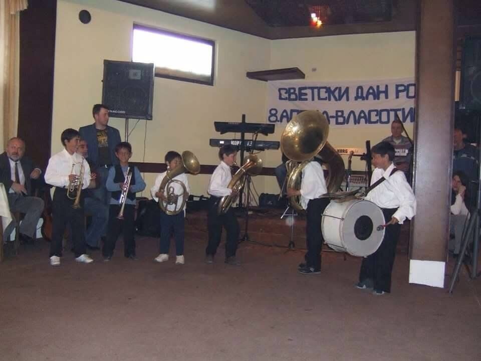 Rani nastup mladih muzičara sa trubama, tubama i dobošem