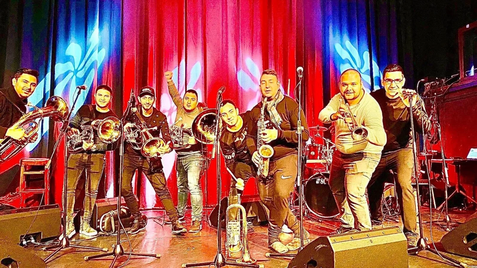 Trubači Stars formalno - bend na stepenicama