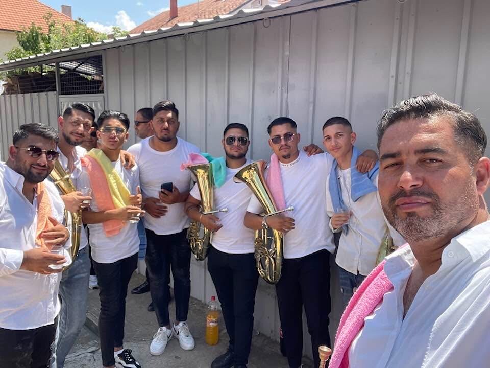 Pauza između tačaka u dvorištu, muzičari sa instrumentima i peškirima